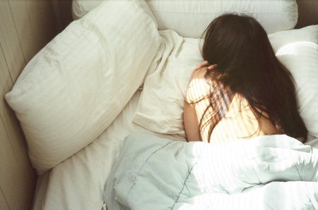 Девушка на кровати без лица