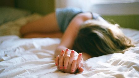 Девушка в кровати