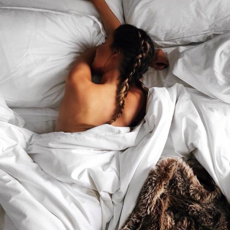 Красивая девушка в постели