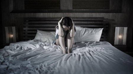 Грустная девушка на кровати