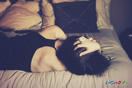 Девушка брюнетка в постели