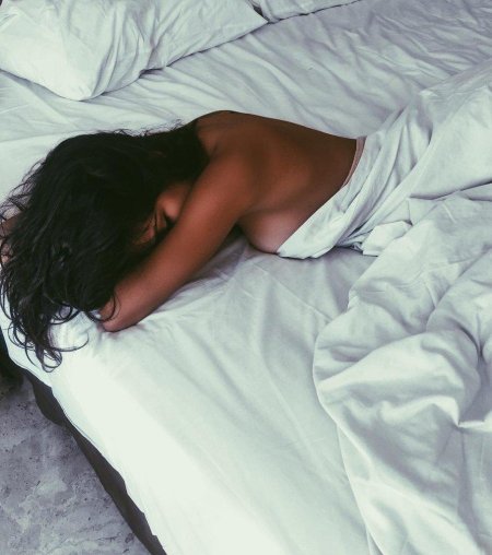 Красивые девушки на кровати