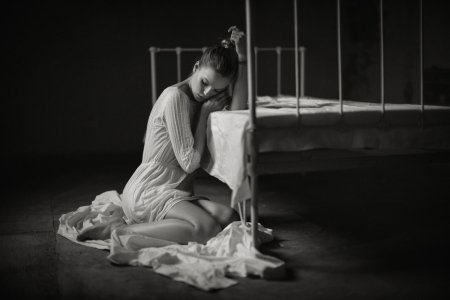 Девушка сидит на кровати