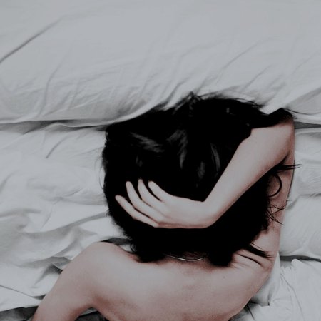 Брюнетка в постели спиной