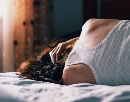 Девушка в кровати