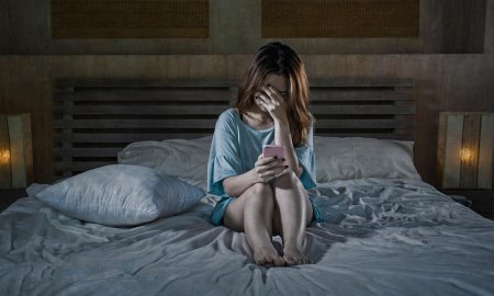 Плачущая девочка на кровати