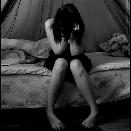 Девушка страдает