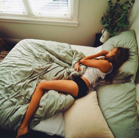 Красивые спящие девушки