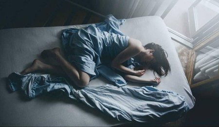 Девушка спит