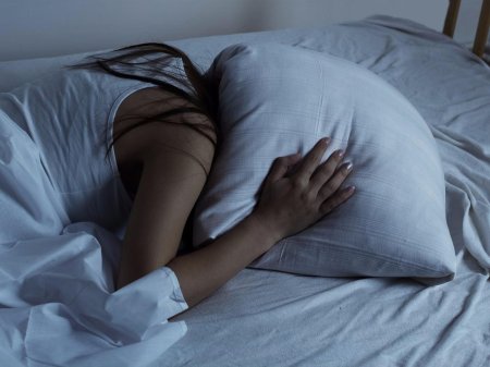 Девушка спит