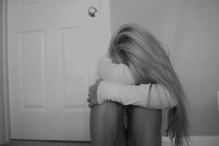 Грустная блондинка