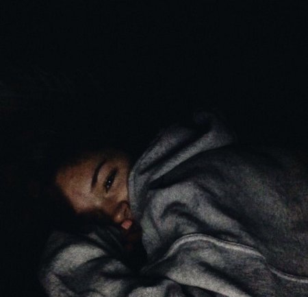 Девушка спит в темноте