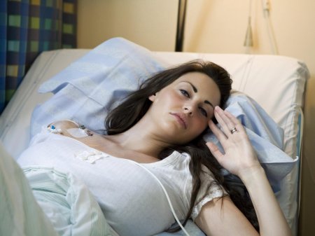 Девушка лежит в больнице