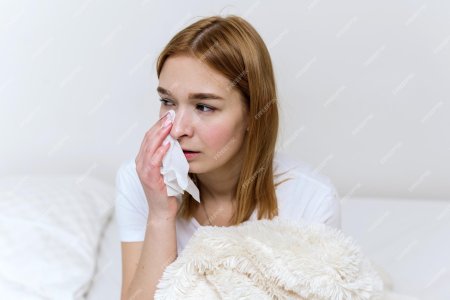 Женщина вытирает слезы