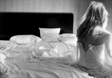 Девушка плачет на кровати