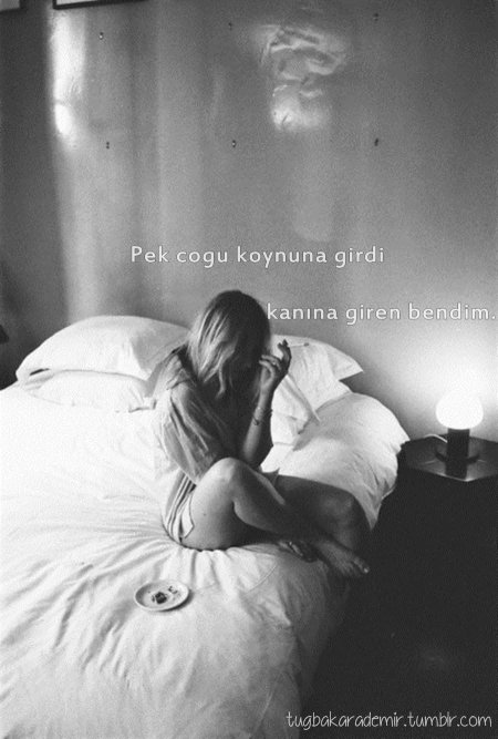 Одинокая девушка в постели