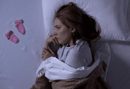 Женщина плачет