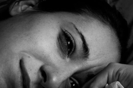 Девушка в слезах