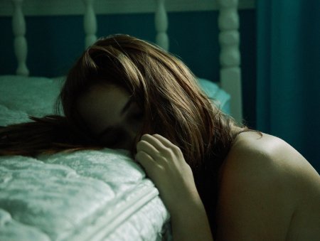 Девушка на кровати