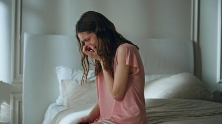 Девушка плачет