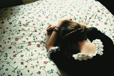 Девушка рыдает в подушку