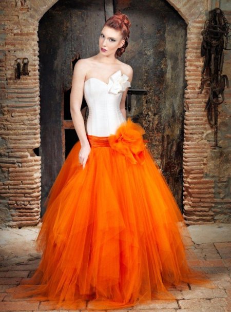 Оранжевое бальное платье