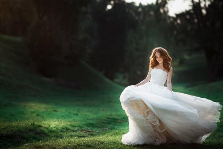 Девушка в свадебном платье