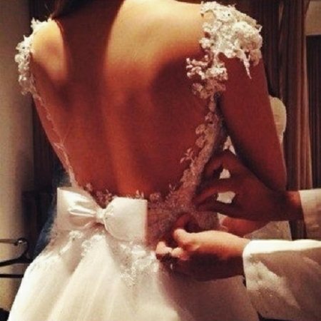 Девушка в свадебном платье