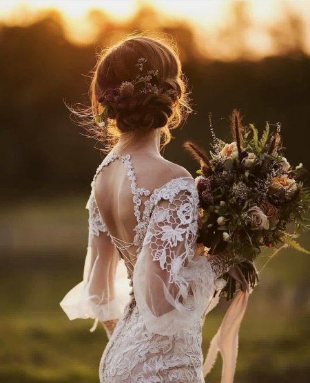 Девушка в свадебном платье