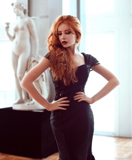 Рыжая девушка в черном платье