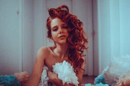 Рыжая девушка