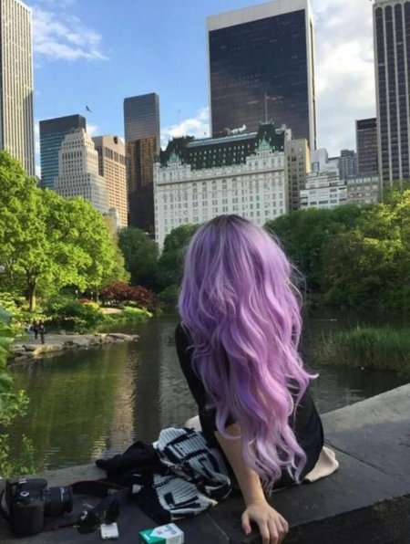 Девочка с фиолетовыми волосами