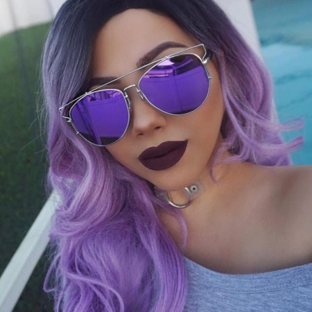 Девушка в фиолетовых очках