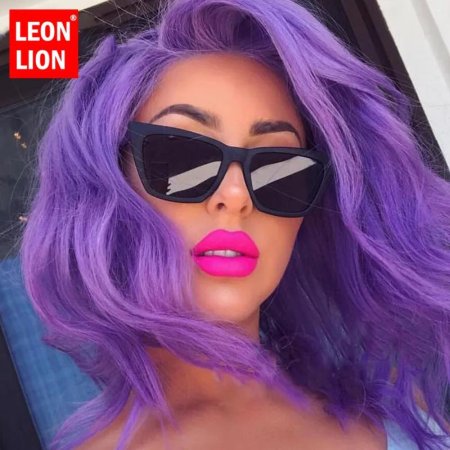 Девушка с фиолетовыми волосами