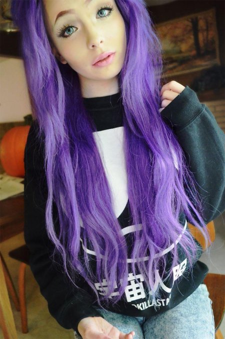 Девушка с сиреневыми волосами