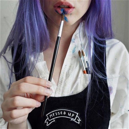 Девушка с фиолетовыми волосами накрашенная