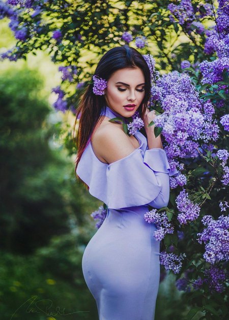 Девушка с сиренью