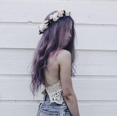 Девушка с фиолетовыми волосами