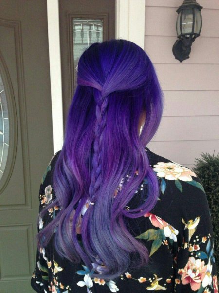 С фиолетовыми волосами