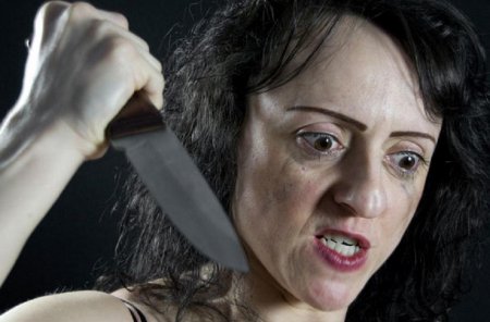 Женщина нож