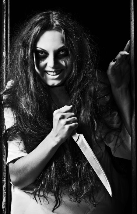 Девушка с ножом