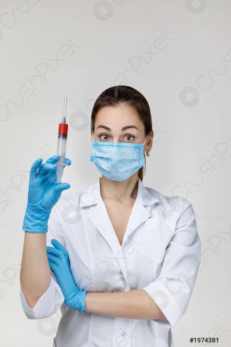 Женщина врач в маске