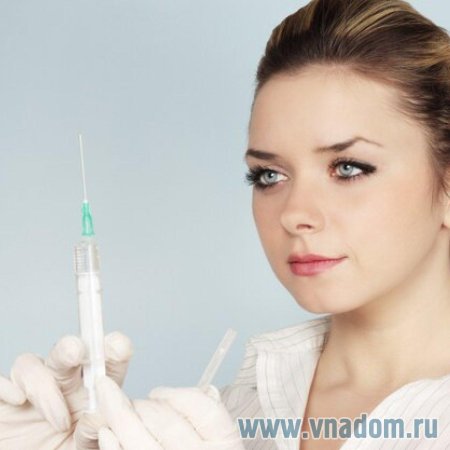 Девушка со шприцом