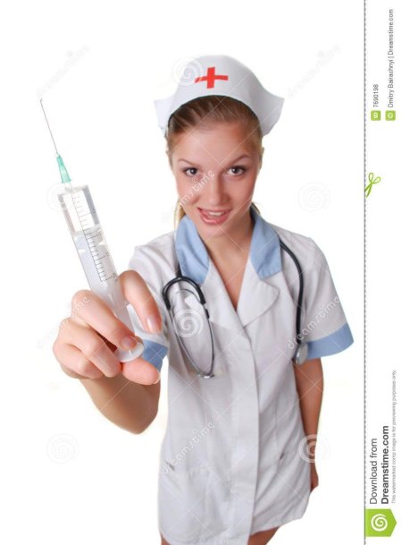 Красивые медсестры со шприцом