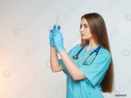 Женщина врач шприц