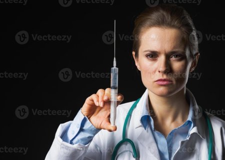 Доктор со шприцом