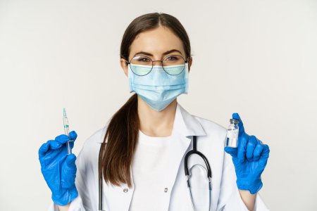 Женщина в маске медицинской и шприц