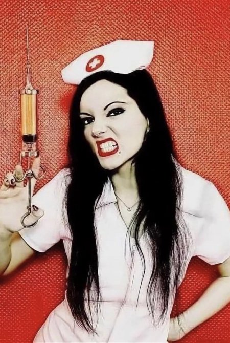 Злая медсестра со шприцем