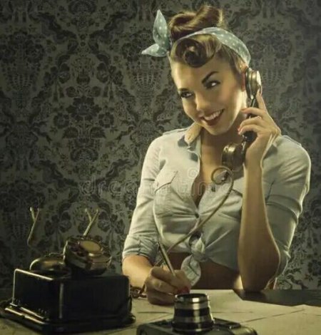 Девушка с телефонной трубкой