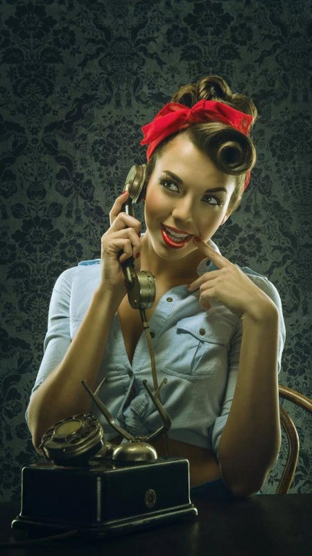 Женщина с телефонной трубкой